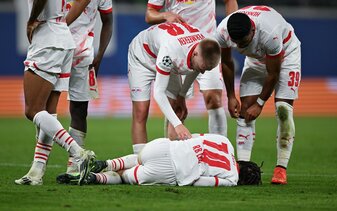 Mitspieler kümmern sich um den verletzen Xavi Simons. Mitspieler kümmern sich um den verletzen Xavi Simons.