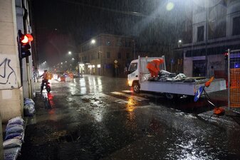 In Bologna musste wegen der heftigen Regenfälle das Serie-A-Spiel gegen Milan abgesagt werden. In Bologna musste wegen der heftigen Regenfälle das Serie-A-Spiel gegen Milan abgesagt werden.