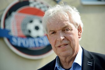 Der frühere Bundesligaspieler und Trainer Klaus Toppmöller freut sich über seinen Sohn Dino und tauscht sich oft mit ihm aus. Der frühere Bundesligaspieler und Trainer Klaus Toppmöller freut sich über seinen Sohn Dino und tauscht sich oft mit ihm aus.