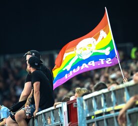 Ein Fan-Netzwerk des FC St. Pauli ruft dazu auf, beim Heimspiel gegen Wolfsburg Regenbogenfarben zu tragen. Ein Fan-Netzwerk des FC St. Pauli ruft dazu auf, beim Heimspiel gegen Wolfsburg Regenbogenfarben zu tragen.