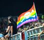 Ein Fan-Netzwerk des FC St. Pauli ruft dazu auf, beim Heimspiel gegen Wolfsburg Regenbogenfarben zu tragen.