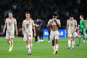 Ende eines Frust-Abends: Die Bayern-Verlierer um Joshua Kimmich (2.v.l.). Ende eines Frust-Abends: Die Bayern-Verlierer um Joshua Kimmich (2.v.l.).