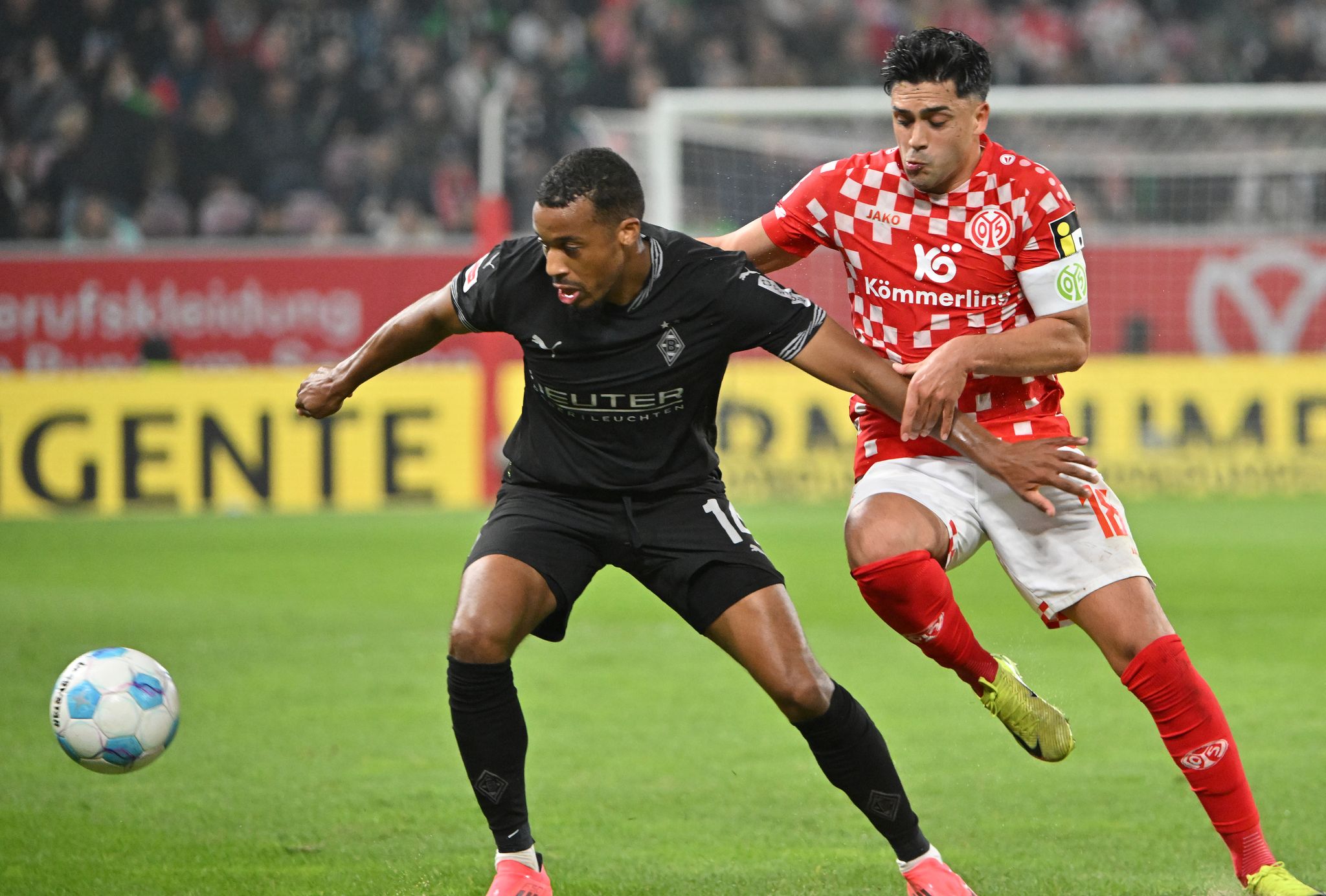 Mainz um Nadiem Amiri (r) belohnte sich gegen Gladbach um Alassane Plea nicht für eine gute erste Hälfte.