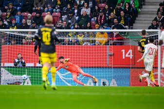 Durch einen Distanzschuss kassiert Dortmund den Ausgleich. Durch einen Distanzschuss kassiert Dortmund den Ausgleich.