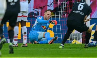 RB-Keeper Peter Gulacsi blieb nach der Halbzeit angeschlagen in der Kabine. RB-Keeper Peter Gulacsi blieb nach der Halbzeit angeschlagen in der Kabine.