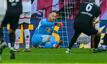  RB-Keeper Peter Gulacsi blieb nach der Halbzeit angeschlagen in der Kabine.