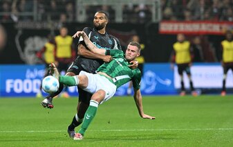 Jonathan Tah ist nach dem 2:2 in Bremen unzufrieden. Jonathan Tah ist nach dem 2:2 in Bremen unzufrieden.