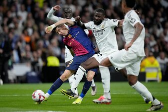 Barcelonas Robert Lewandowski leitet das Debakel für Real Madrid ein. Antonio Rüdiger (M) erlebt einen bitteren Abend. Barcelonas Robert Lewandowski leitet das Debakel für Real Madrid ein. Antonio Rüdiger (M) erlebt einen bitteren Abend.