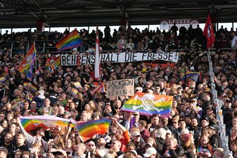 Fans des FC St. Pauli protestieren mit drastischen Worten gegen die umstrittenen Aussagen von Wolfsburgs Kevin Behrens. Fans des FC St. Pauli protestieren mit drastischen Worten gegen die umstrittenen Aussagen von Wolfsburgs Kevin Behrens.