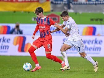 Der 1. FC Heidenheim um Paul Wanner (l) und die TSG 1899 Hoffenheim um Tom Bischof (r) kamen erst nach der Pause offensiv in Schwung. Der 1. FC Heidenheim um Paul Wanner (l) und die TSG 1899 Hoffenheim um Tom Bischof (r) kamen erst nach der Pause offensiv in Schwung.