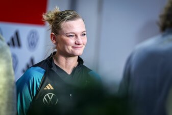 Ein letztes Mal im Rampenlicht: Kapitänin Alexandra Popp verabschiedet sich aus der Nationalelf. Ein letztes Mal im Rampenlicht: Kapitänin Alexandra Popp verabschiedet sich aus der Nationalelf.