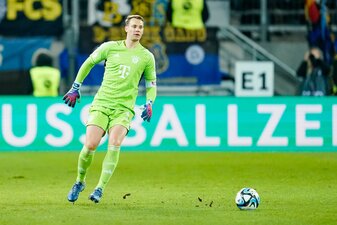 Vor einem Jahr strauchelten die Bayern, hier Manuel Neuer am Ball, auf dem vom Regen aufgeweichten Rasen in Saarbrücken. 