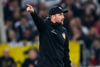 Sebastian Hoeneß spricht sich für einen früheren VAR-Einsatz aus. Sebastian Hoeneß spricht sich für einen früheren VAR-Einsatz aus.