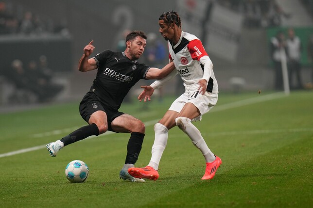 Eintracht Frankfurt um Hugo Ekitiké (r) musste im Pokalspiel gegen Borussia Mönchengladbach wegen eines frühen Platzverweises lange in Unterzahl spielen.