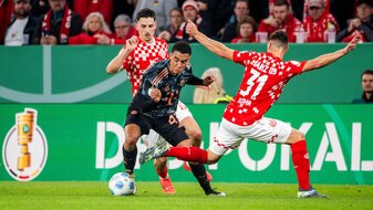 Jamal Musiala, hier beim Pokalspiel in Mainz, ist von den Gegenspielern kaum mit fairen Mitteln vom Ball zu trennen. Jamal Musiala, hier beim Pokalspiel in Mainz, ist von den Gegenspielern kaum mit fairen Mitteln vom Ball zu trennen.