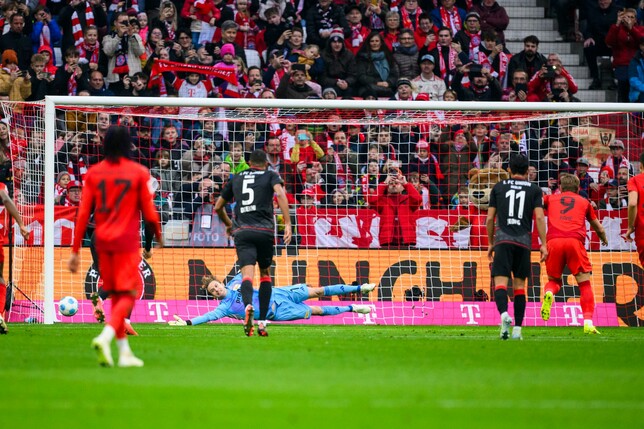 Harry Kane (r) schießt den Elfmeter in die Ecke, die ihm Union-Torwart Frederik Rönnow anzeigte.