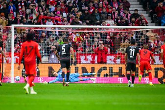 Harry Kane (r) schießt den Elfmeter in die Ecke, die ihm Union-Torwart Frederik Rönnow anzeigte. Harry Kane (r) schießt den Elfmeter in die Ecke, die ihm Union-Torwart Frederik Rönnow anzeigte.