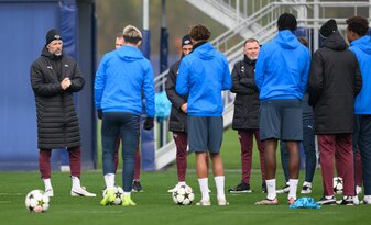Marco Rose spricht beim Abschlusstraining der Leipziger zum Team. Es fehlt nur Castello Lukeba. Marco Rose spricht beim Abschlusstraining der Leipziger zum Team. Es fehlt nur Castello Lukeba.