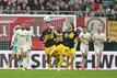 Marcel Sabitzer (m.) im Spiel gegen den FC Augsburg. | Foto: Sebastian Widmann/Getty Images