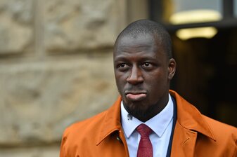 Manchester City muss seinem Ex-Spieler Benjamin Mendy Gehälter in Millionenhöhe auszahlen. Manchester City muss seinem Ex-Spieler Benjamin Mendy Gehälter in Millionenhöhe auszahlen.