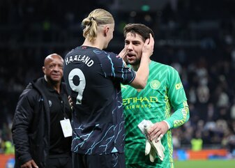 Stefan Ortega (r) wird Medienberichten zufolge zur Nationalmannschaft eingeladen. Stefan Ortega (r) wird Medienberichten zufolge zur Nationalmannschaft eingeladen.