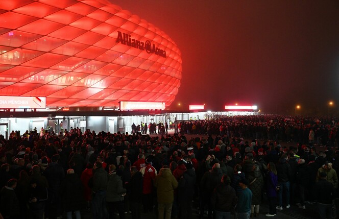 Die Fans strömen zur Allianz Arena, viele verspätet wegen Problemen bei der Anfahrt.