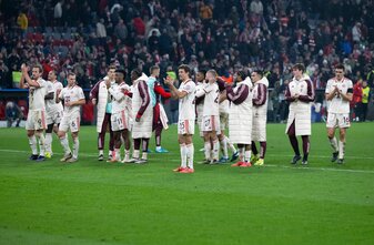 Die Bayern-Profis feierten ihren wichtigen Sieg nur verhalten vor ihren Fans. Die Bayern-Profis feierten ihren wichtigen Sieg nur verhalten vor ihren Fans.