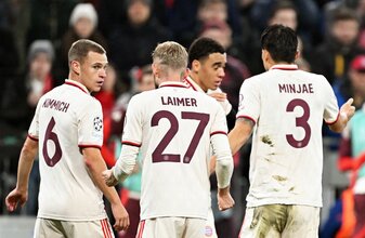 Torschütze Jamal Musiala (2.v.r.) wird von seinen Teamkollegen beglückwünscht. Torschütze Jamal Musiala (2.v.r.) wird von seinen Teamkollegen beglückwünscht.