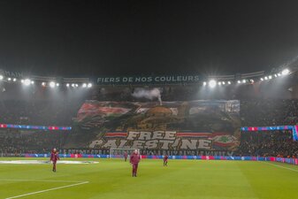 Frankreichs Innenminister droht mt Konsequenzen nach dem Ausrollen eines Pro-Palästina-Banners. Frankreichs Innenminister droht mt Konsequenzen nach dem Ausrollen eines Pro-Palästina-Banners.