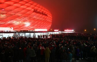 Die Fans strömen zur Allianz Arena, viele verspätet wegen Problemen bei der Anfahrt. Die Fans strömen zur Allianz Arena, viele verspätet wegen Problemen bei der Anfahrt.