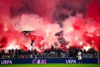 Die Fans des VfB Stuttgart haben bei der Champions League-Begegnung mit Atalanta Bergamo massiv Pyrotechnik gezündet. Die Fans des VfB Stuttgart haben bei der Champions League-Begegnung mit Atalanta Bergamo massiv Pyrotechnik gezündet.
