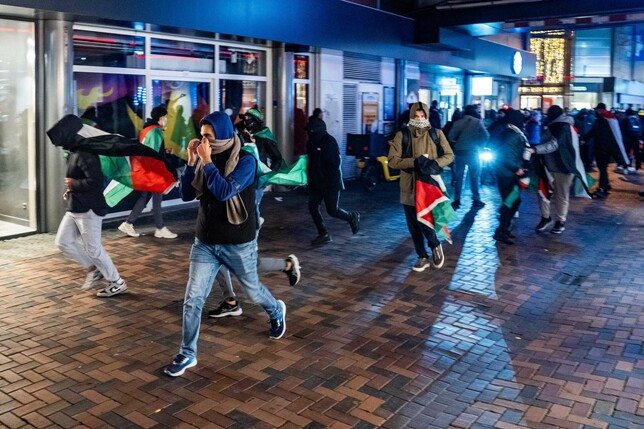 Propalästinensische Jugendliche greifen israelische Fußballfans in Amsterdam an.