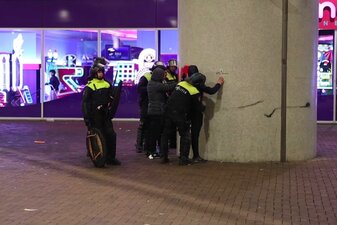 Rund um das Fußballspiel in Amsterdam kam es zu gewaltsamen Ausschreitungen. Rund um das Fußballspiel in Amsterdam kam es zu gewaltsamen Ausschreitungen.