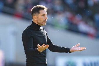 96-Coach Stefan Leitl wundert sich über die Ansetzungen in der Zweiten Liga. 96-Coach Stefan Leitl wundert sich über die Ansetzungen in der Zweiten Liga.
