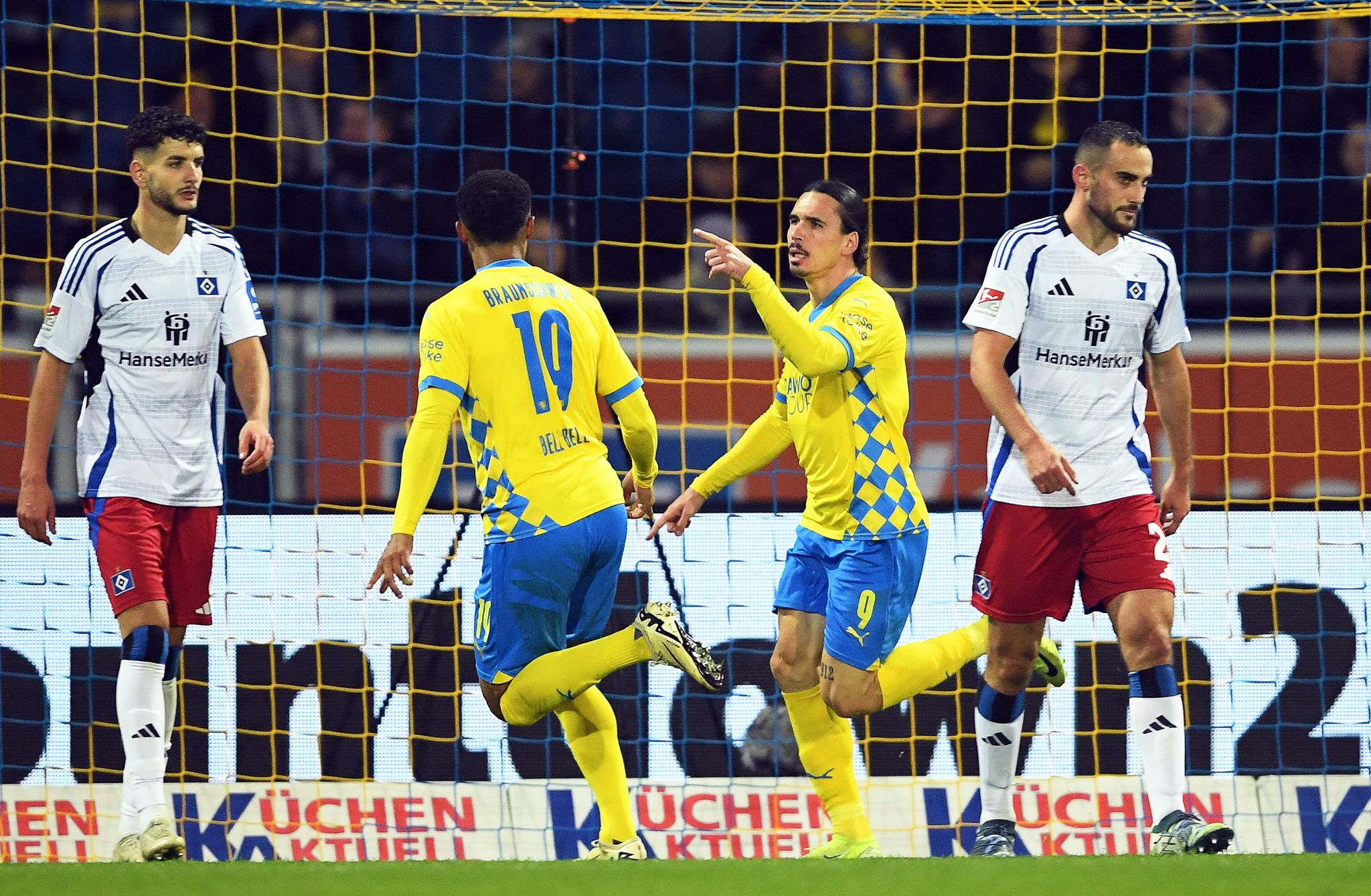 Braunschweigs Rayan Philippe feiert sein Tor zum 1:0.