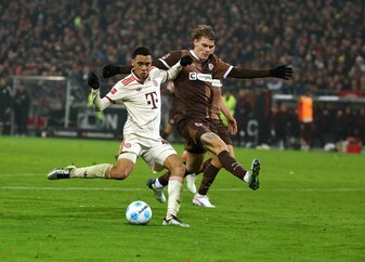 FC St. Paulis Abwehrspieler Eric Smith (r) verletzt sich beim Spiel gegen den FC Bayern. FC St. Paulis Abwehrspieler Eric Smith (r) verletzt sich beim Spiel gegen den FC Bayern.