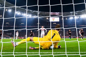 Kevin Trapp parierte gegen Ermedin Demirovic. Kevin Trapp parierte gegen Ermedin Demirovic.