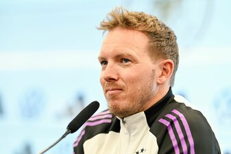 Nagelsmann äußert sich mit Humor zur Aufregerszene bei der EM. Nagelsmann äußert sich mit Humor zur Aufregerszene bei der EM.