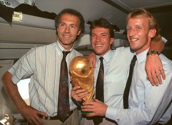 Gemeinsam wurden Franz Beckenbauer (l), Lothar Matthäus (m) und Andreas Brehme (r) 1990 Weltmeister. Gemeinsam wurden Franz Beckenbauer (l), Lothar Matthäus (m) und Andreas Brehme (r) 1990 Weltmeister.