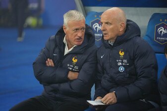 Didier Deschamps (l) erklärt den erneuten Verzicht auf Kapitän Kylian Mbappé.   Didier Deschamps (l) erklärt den erneuten Verzicht auf Kapitän Kylian Mbappé.