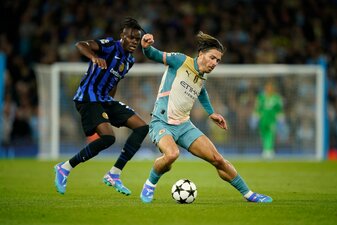 Yann Aurel Bisseck (l) hat seinen Vertrag bei Inter Mailand verlängert. Yann Aurel Bisseck (l) hat seinen Vertrag bei Inter Mailand verlängert.