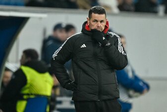 OIympique Lyon und Coach Pierre Sage stehen wegen Finanzvergehen vor einer heftigen Strafe. OIympique Lyon und Coach Pierre Sage stehen wegen Finanzvergehen vor einer heftigen Strafe.