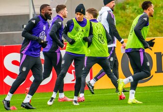 Nagelsmann hält seine Nationalspieler um Jamal Musiala (M) zusammen. Nagelsmann hält seine Nationalspieler um Jamal Musiala (M) zusammen.