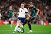 Lucy Bronze (l.) ist eine der Spielerinnen, die mit einer Ansage auffallen. (Archivbild)