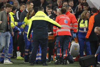 Beim Spiel in Amsterdam ist es zu einem medizinischen Notfall gekommen. Beim Spiel in Amsterdam ist es zu einem medizinischen Notfall gekommen.
