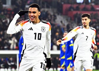 Zwei aus dem überzeugendem Trio: Musiala (l.) feiert sein Kopfballtor mit Havertz. Zwei aus dem überzeugendem Trio: Musiala (l.) feiert sein Kopfballtor mit Havertz.