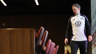 Bundestrainer Julian Nagelsmann sieht bei der WM-Vergabe an Saudi-Arabien die Politik in der Pflicht, nicht die Fußballer. Bundestrainer Julian Nagelsmann sieht bei der WM-Vergabe an Saudi-Arabien die Politik in der Pflicht, nicht die Fußballer.