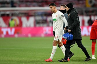 Augsburgs Verteidiger Dimitrios Giannoulis (l) geht verletzt vom Platz. Augsburgs Verteidiger Dimitrios Giannoulis (l) geht verletzt vom Platz.