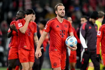 Er trifft und trifft: Nach seinem Hattrick gegen Augsburg durfte Harry Kane mal wieder den Spielball mitnehmen. Er trifft und trifft: Nach seinem Hattrick gegen Augsburg durfte Harry Kane mal wieder den Spielball mitnehmen.
