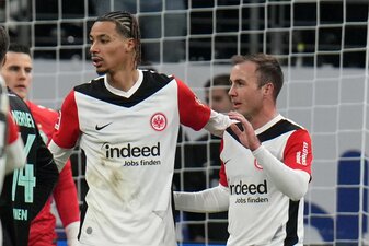Mario Götze (r) schoss in seinem 100. Pflichtspiel die Führung für Eintracht Frankfurt gegen Werder Bremen. Mario Götze (r) schoss in seinem 100. Pflichtspiel die Führung für Eintracht Frankfurt gegen Werder Bremen.